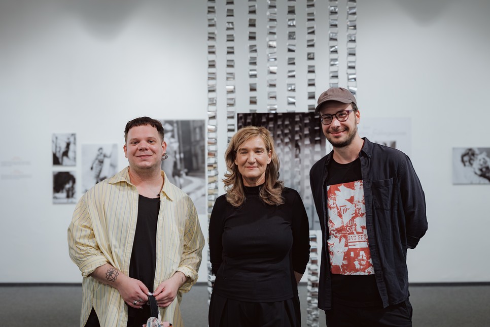 Santhó Imre Capa Központban nyílt kiállításán: Csalár Bence divatszakértő, Kőrösi Orsolya a Capa Központ ügyvezető igazgatója és a kiállítás kurátora