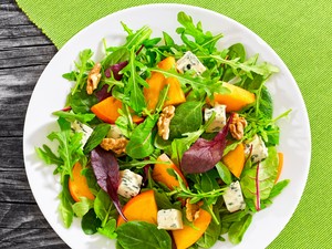 Jöhet egy könnyed vacsora? Készíts barackos-kéksajtos salátát!