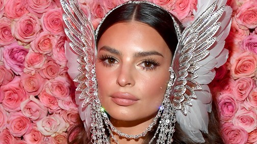 Emily Ratajkowski megint pucérkodott egyet a Met gálán