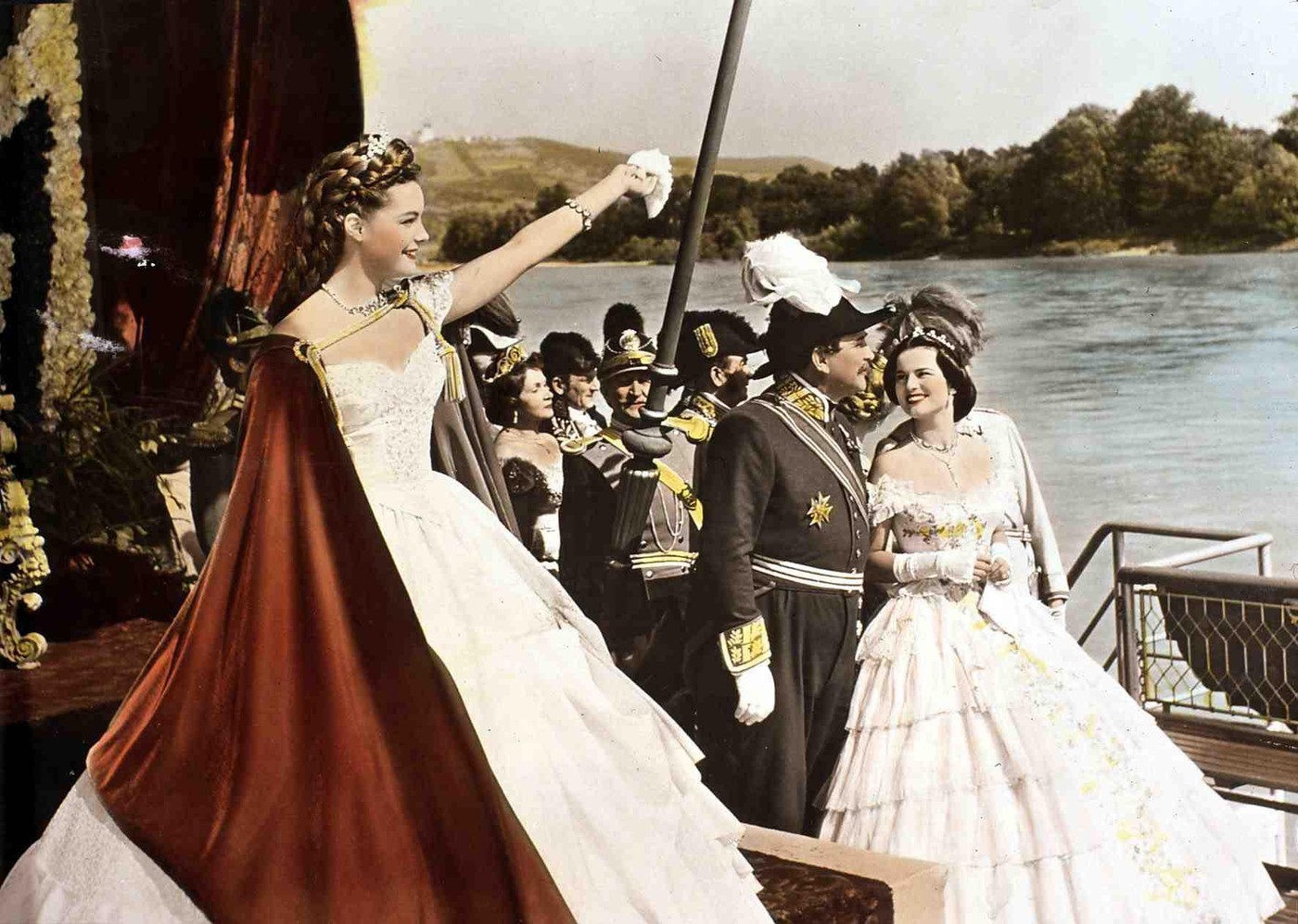 Ebben a jelenetben Romy Schneider mindössze 17 éves volt. A forgatás alatt valójában nem is Bécsben jártak: a díszletet a németországi Bad Ischl közelében építették fel, hogy hasonlítson a császári környezethez. A képen látható vörös palást súlya állítólag több mint 10 kiló volt – Romy gyakran pihent közben, hogy bírja a hosszú felvételeket.