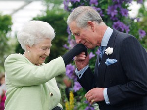 Sosem látott gyerekkori fotó került elő Károly királyról, ami kifacsarja majd a szíved