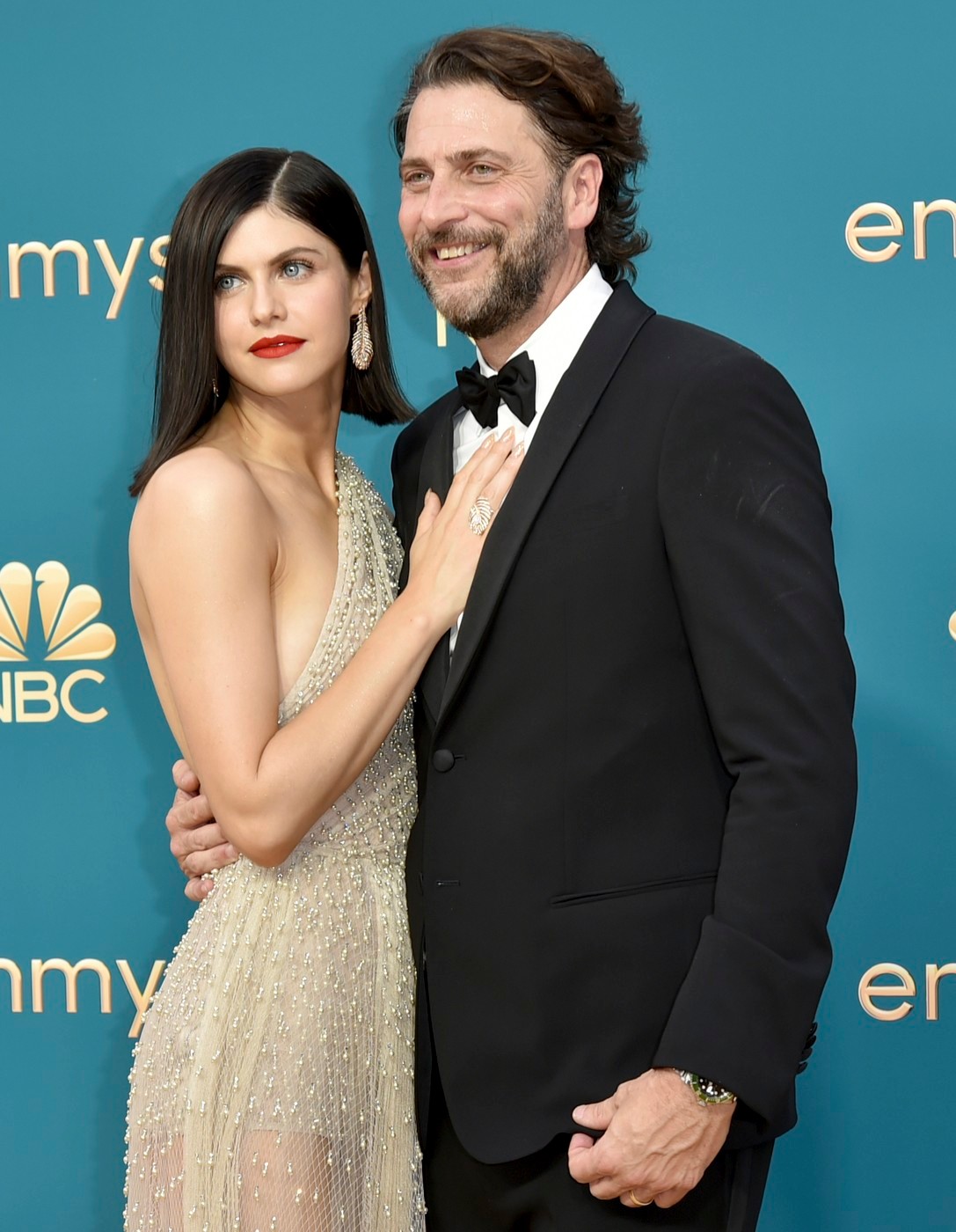 Alexandra Daddario és férje, Andrew Formmal idén köszöntötte első babáját, és Hallowen napján, az Instagramon jelentette be az örömhírt. „Azt hittem, ez egy furcsa tál édesség" - írta Daddario az október 31-i bejegyzéshez. A képen a pici látható egy mini cukorkákkal borított takaróba bepólyálva.