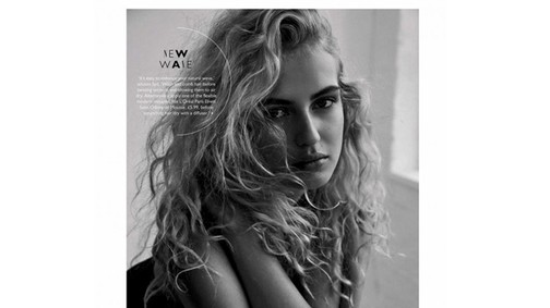 Ez a gyönyörű magyar szőkeség megint elvarázsolja a divatlapokat