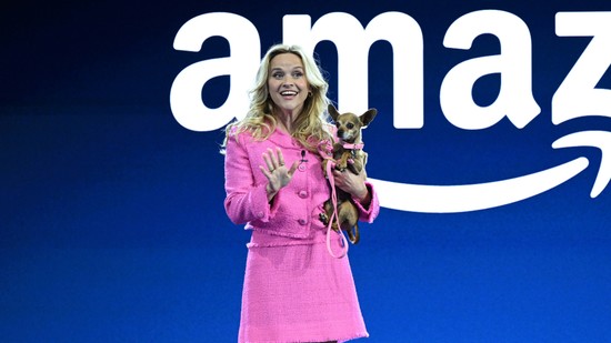 Dobj el mindent! Reese Witherspoon Doktor Szöszinek öltözött, és pont úgy néz ki, mint 20 éve