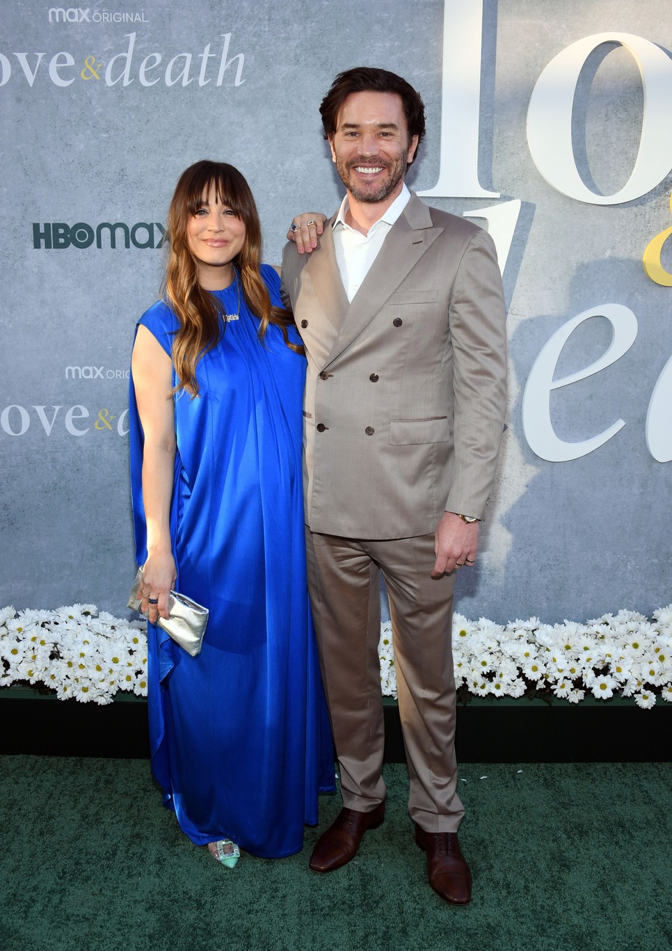 Kaley Cuoco és Tom Pelhprey a Szerelem és halál premierjén