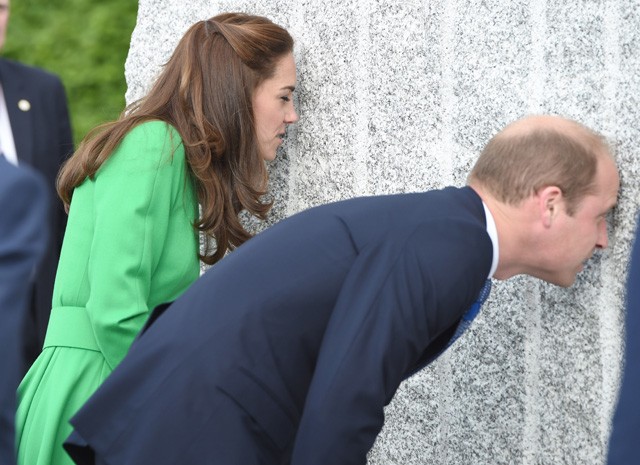 Kate és Vilmos lelkesen szagol