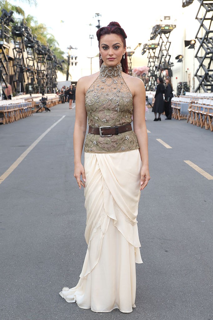 Camila Mendes földszínekben gondolta újra az elegancia fogalmát. A színésznő egy gyöngyhímzéses, magas nyakú felsőt viselt, amelyet egy barna öv és egy lágyan leomló, krémszínű szoknya egészített ki. A kontrasztos anyagok és a modern szabás különleges, szoborszerű hatást adtak az összeállításnak.