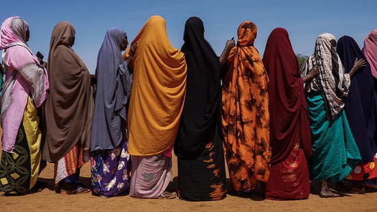 „A lepedő vértől csatakos. A kislány egyre csak sikít. Hangja a szívemig hatol” - Legalább 200 millió nő él csonkított nemiszervvel - de miért olyan nehéz megszüntetni?