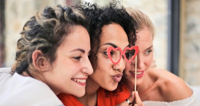 A barátság ereje: Az emberi kapcsolatok szerepe a boldogságban és az egészségben a digitális korban