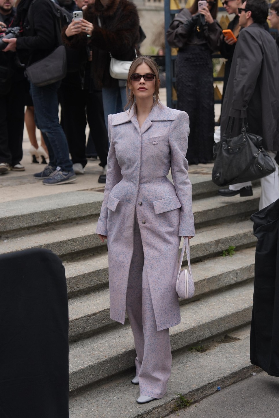 Palvin Barbara csak úgy ragyogott a Mugler divatbemutatóján 