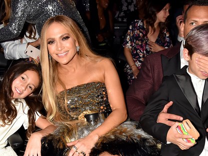 Jennifer Lopez elmeséli, hogyan egyensúlyoz az anyaság és a mesés karrier között