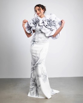 La Vie En Jardinette – Gazsó-Horváth Adrienn kézzel festett hófehér virágai díszítik ezt a művészi darabot.