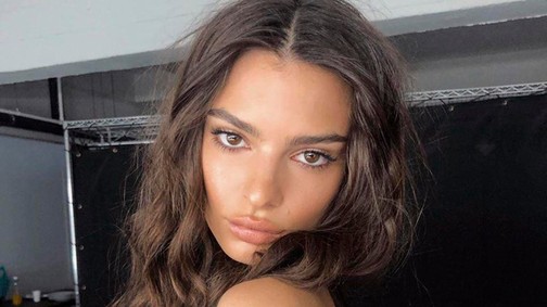Emily Ratajkowski csak úgy meztelenül kiállt az erkélyre