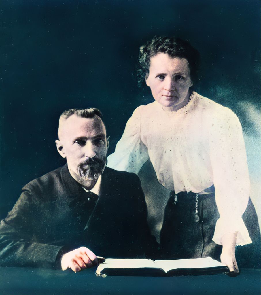 A híres, fizikai Nobel-díjas szülők, Marie és Pierre Curie 1905-ben - A házaspár a radioaktivitás kutatása során fedezte fel a rádiumot és a polóniumot, amiért megkapták a legrangosabb tudományos elismerést 1903-ban