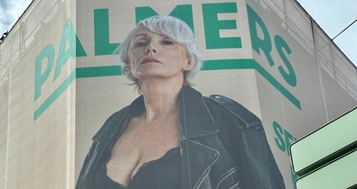 Bréking: egy szál bugyiban és melltartóban egy ötven feletti nő