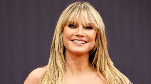 Az 52 éves Heidi Klum melltartó nélkül viselt pucérruhát, a szettje nem sokat bízott a képzeletre