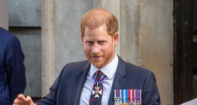 Harry herceg hatalmas hibát követett el, Károly királynak kellett bocsánatot kérnie a fia nevében