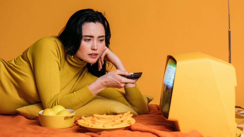 Félelmetes dolog történhet a testeddel, ha napi 2 órát tévézel: a szakemberek is figyelmeztetnek