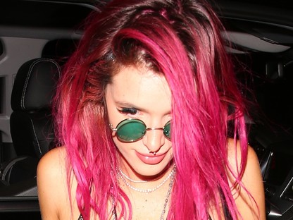 Bella Thorne lazán kidobta a mellét az utcán a paparazzinak