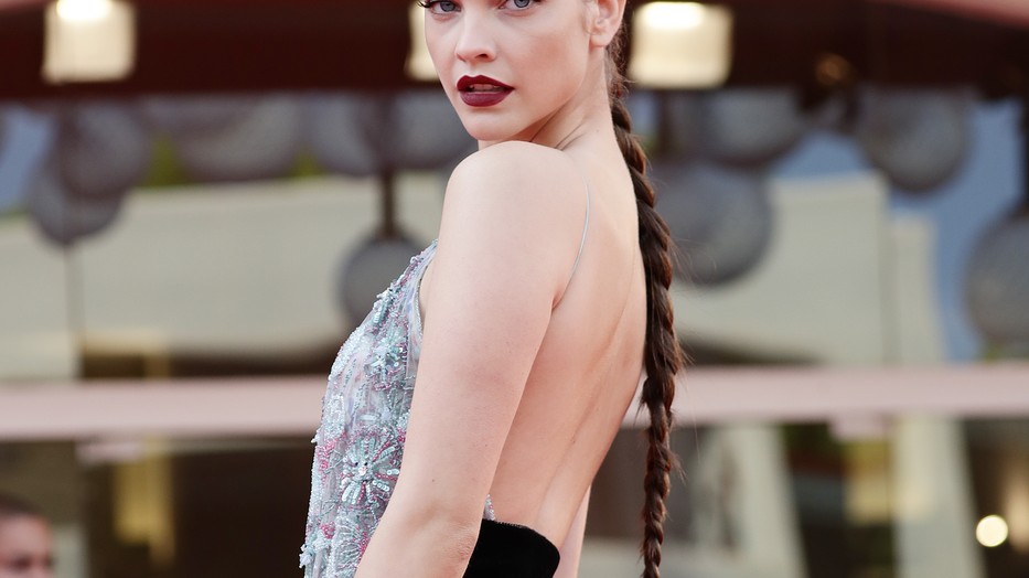 Palvin Barbara bebizonyítja, hogy az XXL fonás az ősz legmenőbb frizurája