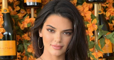 Kendall Jenner nagyon bájos ruhában