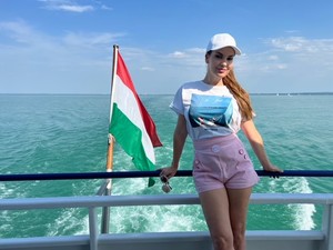 Proksa Szandra műsorvezető egy vagány balatoni hajós szettel zárja a hetet