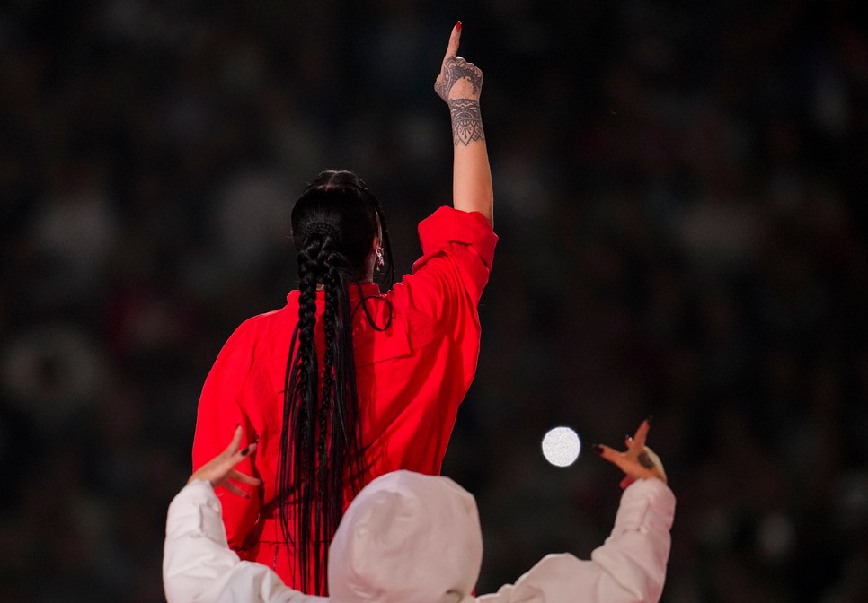 Nem tudjuk levenni a szemünket Riri frizurájáról