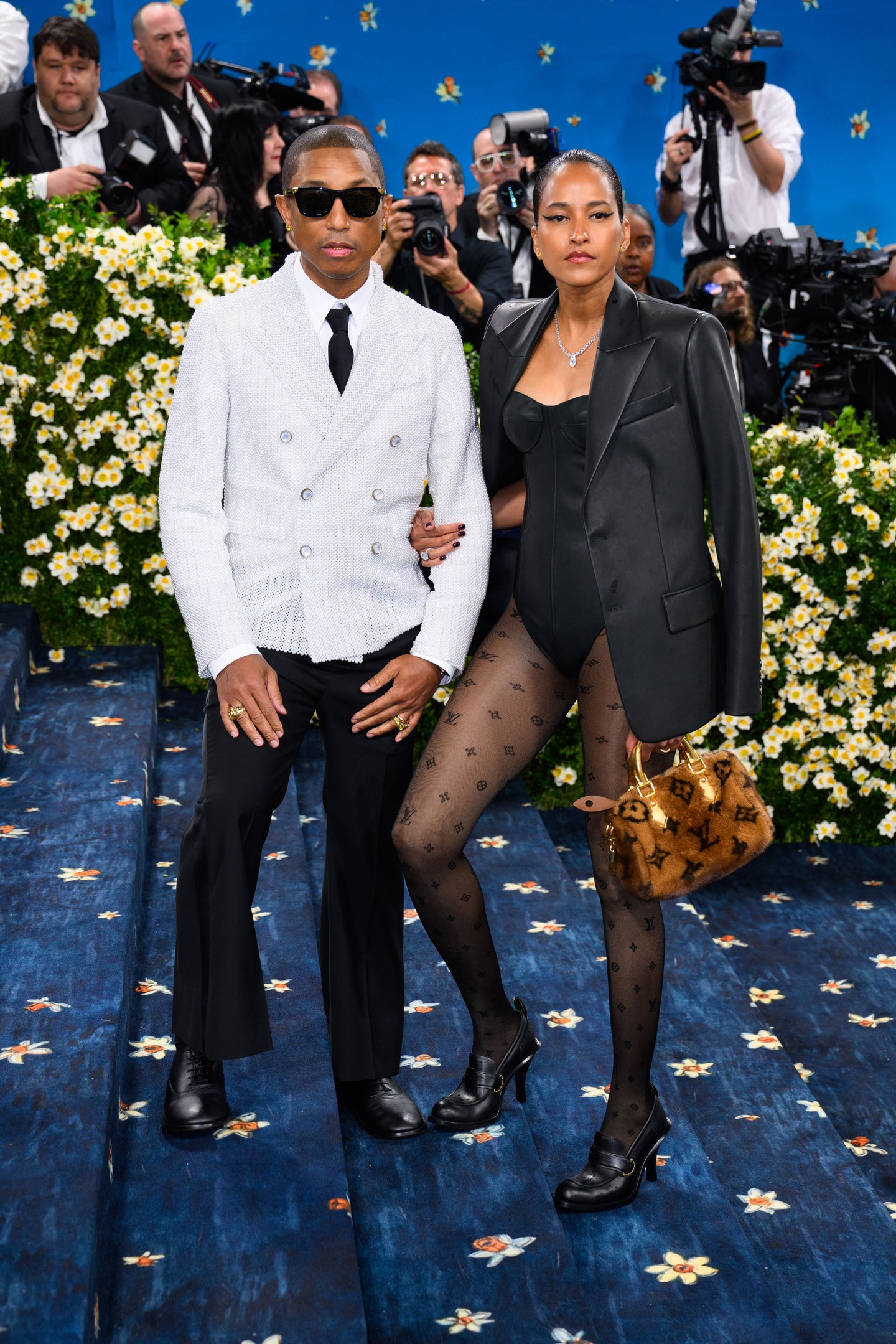 Pharrell Williams és felesége, Helen Lasichanh természetesen Louis Vuitton kreációban jelentek meg, hiszen Pharrell a márka férfi kollekciójának kreatív igazgatója.