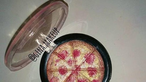 Hihetetlen sminkújdonság! Itt a pizza-highlighter!