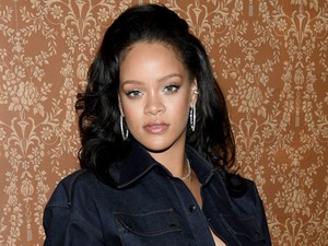 Az internet megvadult ezektől a képektől - Képtelenség döbbenetes, ahogy Rihanna tűsarkúban jár