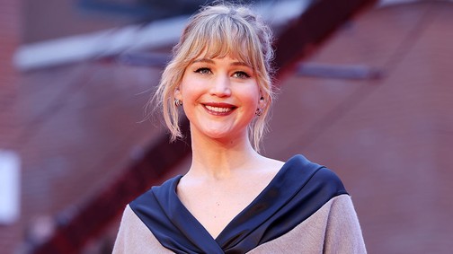 Jennifer Lawrence meseszép meztelenszoknyában tündökölt, csak úgy árad belőle a sikk