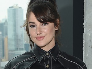 Piros bőrnadrág és tollak? Shailene Woodley-nak még ez is jól áll