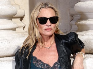 Kate Moss pucérruhában pózol a Vogue címlapján, merész fotósorozat készült az 52 éves modellről