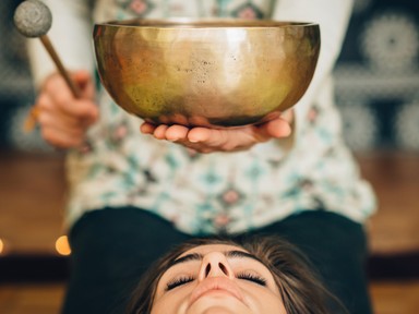 „Minden rezgés: a víz, amit iszunk és a sejt, amely megbetegszik, de gyógyítható” – Tényleg gyógyulhatunk hangterápiával?