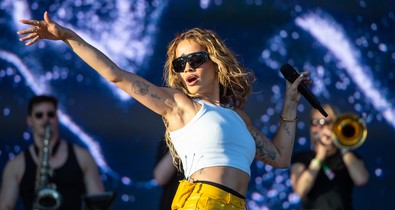 Rita Ora meztelenruhája olyan, mintha rajta sem lenne