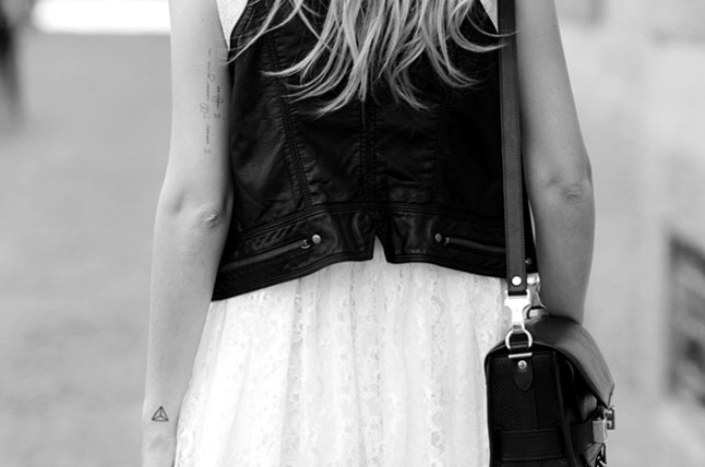 A negyedik: ˝I swear I`ll never give in. I refuse˝ a karján. A Foo Fighter the Best of You című dalából egy idézet