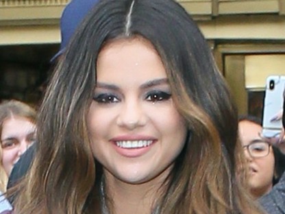 Selena Gomez is a Nanushka rabjává vált