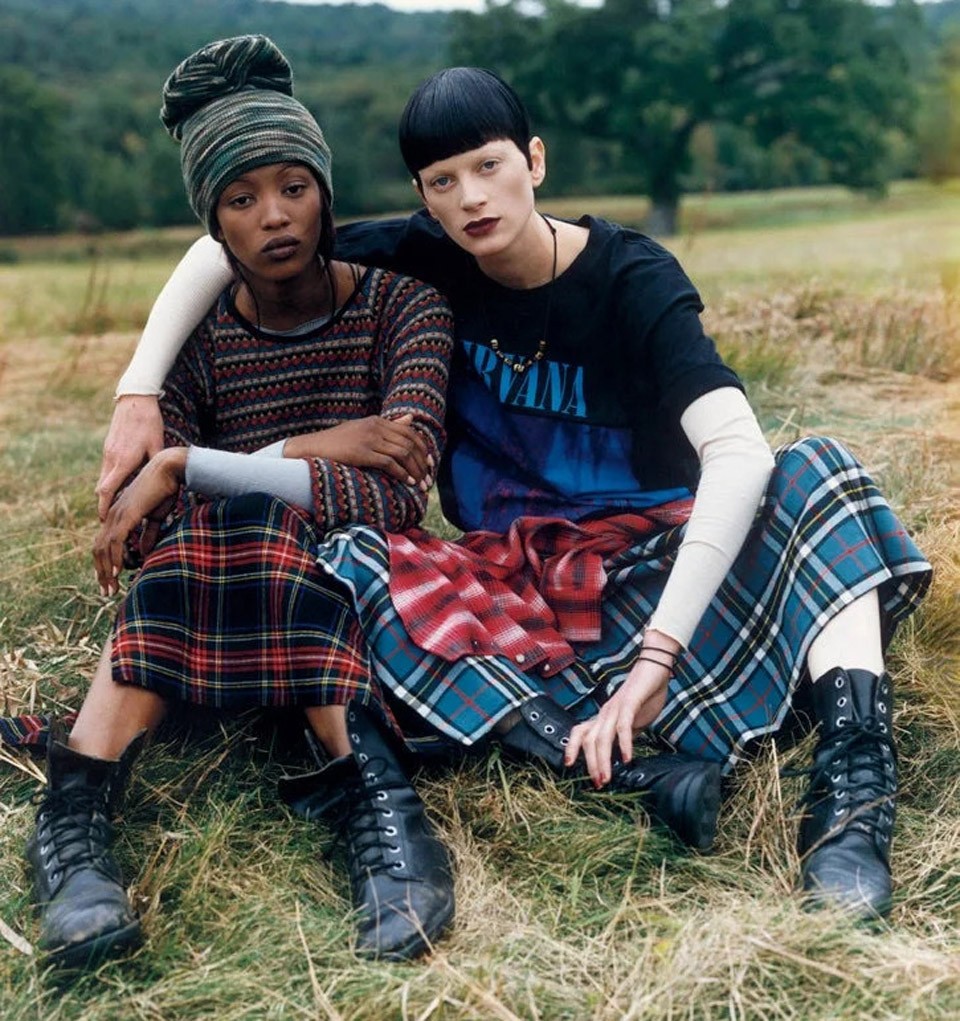 Naomi Campbell és Kristen McMenamy a Vogue 1992-es decemberi grunge ihlette divatanyagában Steven Meisel fotóján