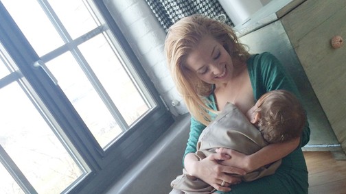 A színésznő kislányát szoptatja