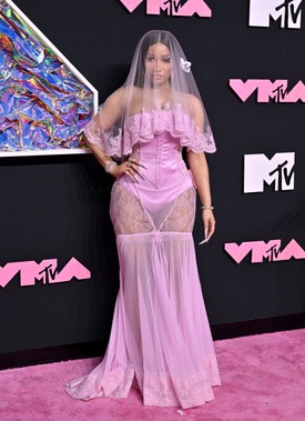 Nicki Minaj Dolce & Gabbanában a 2023-as MTV VMA vörös szőnyegén