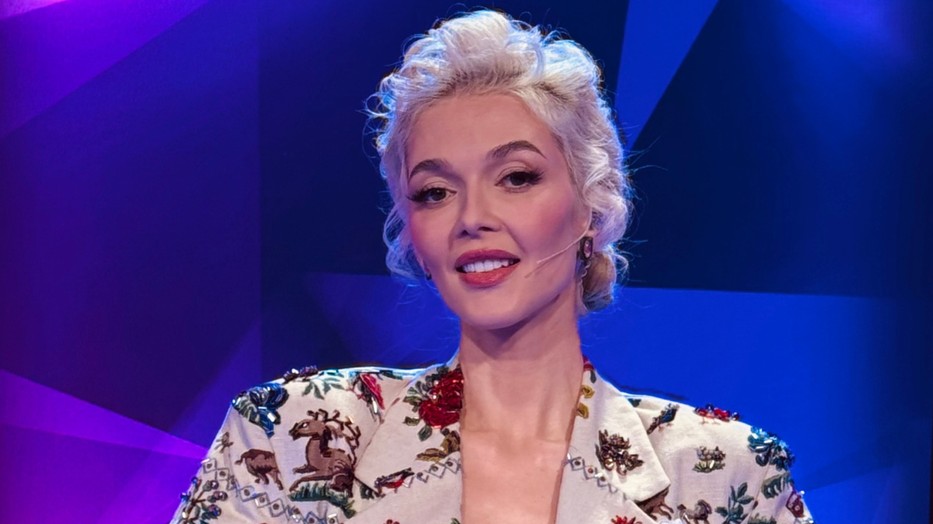 Herceg Erika mélyen dekoltált kreációban zsűrizett a Megasztárban