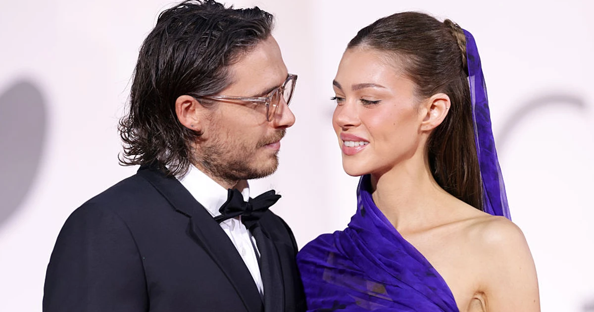 Nicola Peltz és Brooklyn Beckham zavarba ejtő fotót osztottak meg, szenvedélyes csókot váltottak a kamerák előtt