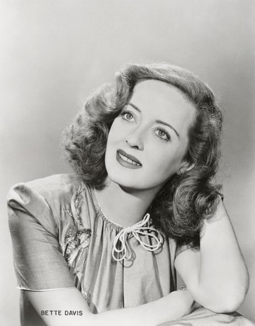 Kos - Bette Davis - Akárcsak a kétszeres Oscar-díjas amerikai színésznő Bette Davis, a Kos aszcendensűek merészek és magabiztosak. Nem véletlen íródott az művésznő kinézetéről a 80-as évek beli sláger,  ‘Bette Davis Eyes’ címmel. Aki ezzel a jeggyel rendelkezik, biztosan nem hátrál meg az extrább stílusok kipróbálásától. Pixie cut vagy egy rövid bob, esetleg tüzes színek, mint a rézvörös vagy meggybarna mind jöhet! Ha pedig csak valami stylingra vágysz, egy szoros konty vagy egy sikkes feltűzés biztosan ínyedre lesz.