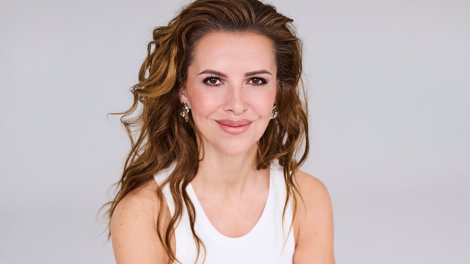 Kiss Kriszta – Flitteres szoknya MASSIMO DUTTI, Fehér trikó COS, Fülbevaló EVA REMENYI