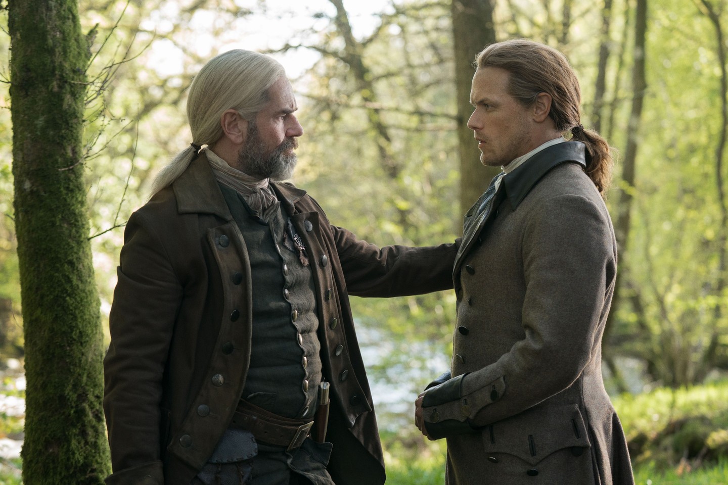 Murtagh Fraser – Outlander - Az idegen: Murtagh elvesztése azért is volt sokkoló a nézők számára, mert az eredeti könyvekben már jóval korábban, a cullodeni csatatéren életét vesztette – a sorozat készítői azonban a karakter iránti rajongás miatt egészen az 5. évadig életben tartották. Ez az ajándékba kapott idő viszont csak még kegyetlenebbé tette a búcsút: az alamance-i csatában. Jamie karjai között kilehelt utolsó lehelete, és a kétségbeesett küzdelem, amellyel Jamie próbálta őt visszahozni az életbe, a széria leginkább szívszorító pillanatává vált.