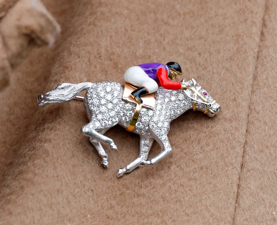 És akkor csodáljuk meg még közelebbről Kamilla királyné különleges kitűzőjét