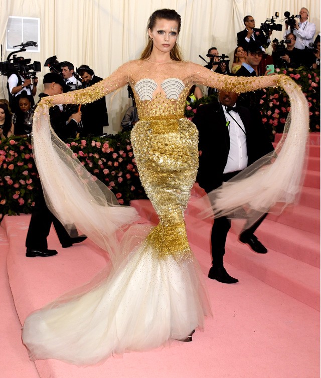 Abbey Lee Kershaw egy Thom Browne kreációban érkezett a Met gálára