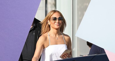 Jennifer Lopez bemutatja a klasszikus farmerszoknya új változatát - Hatalmas trend lesz idén nyáron ez a fazon
