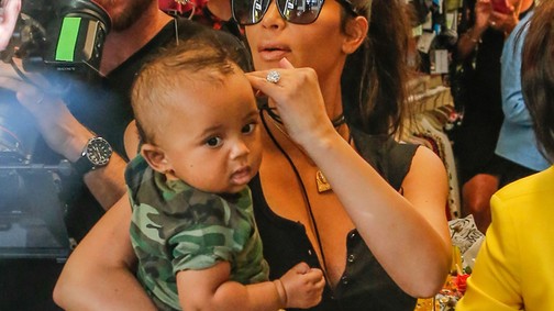Kim Kardashian először mutatta be Saint Westet a fotósoknak