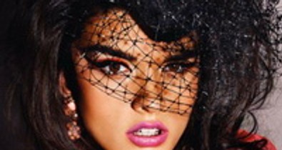 Crystal Renn címlapon simogatja magát